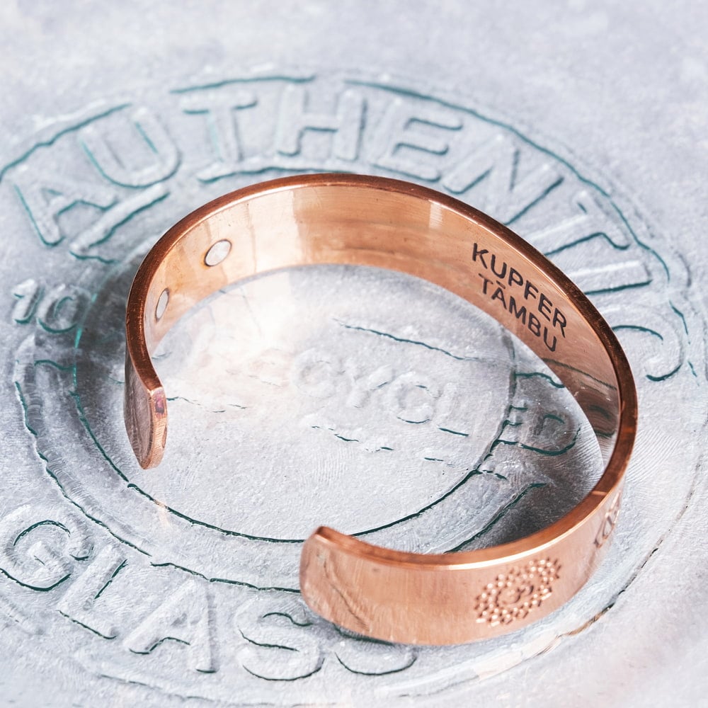 インドの純銅製バングル セブンチャクラが手元を彩る　鏡面プレーンデザイン マグネット6個内蔵 アーユルヴェーダや瞑想の空気感をまとう　ユニセックス5枚目の説明写真です