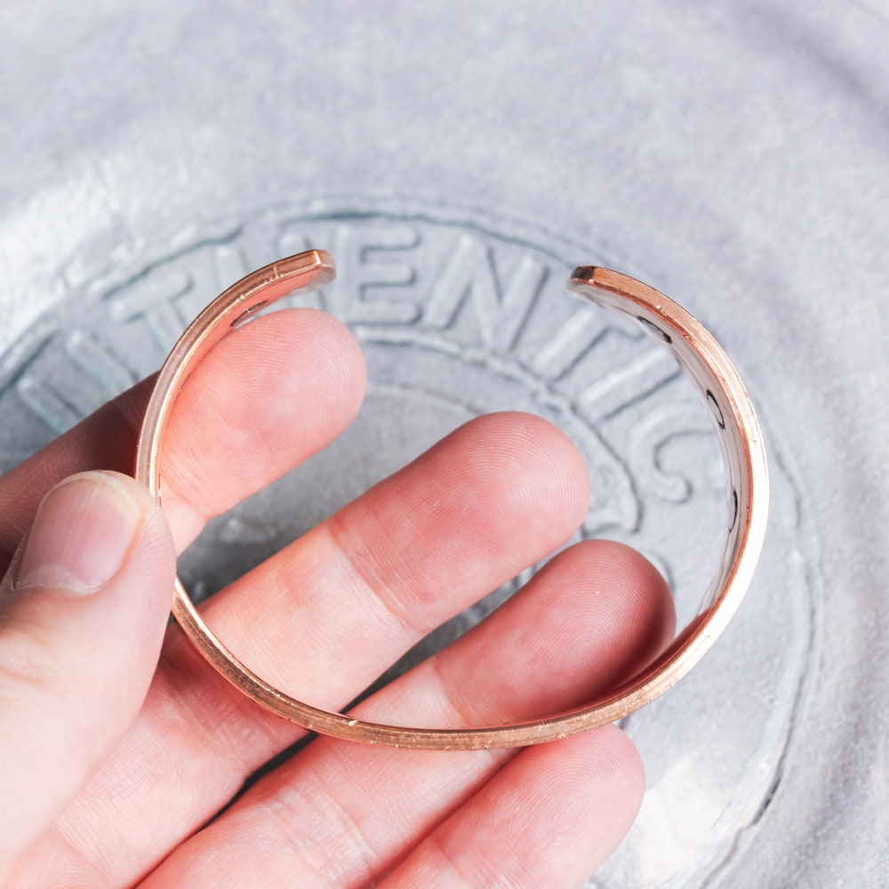 インドの純銅製バングル セブンチャクラが手元を彩る　鏡面プレーンデザイン マグネット6個内蔵 アーユルヴェーダや瞑想の空気感をまとう　ユニセックス8枚目の説明写真です