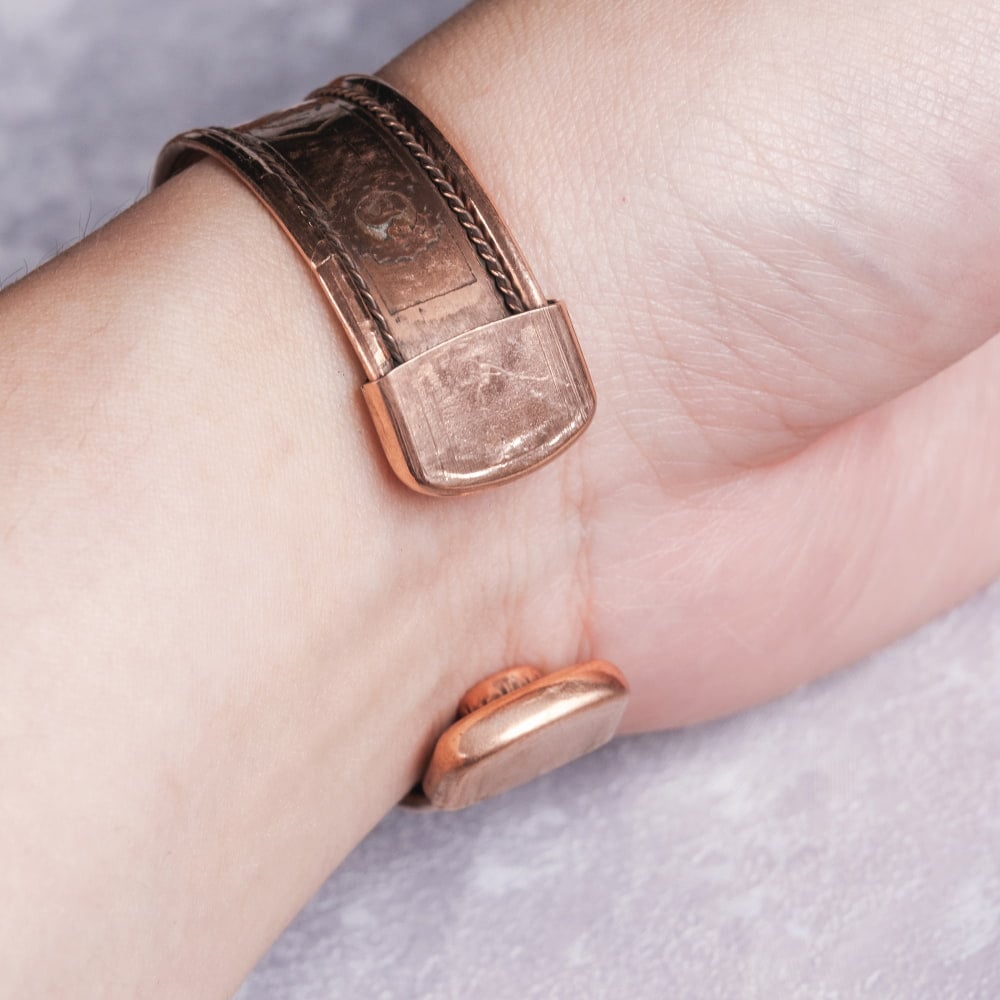 インドの純銅製バングル 立体感のあるセブンチャクラ模様　装飾フレーム付きデザイン マグネット2個内蔵 アーユルヴェーダや瞑想の空気感をまとう2枚目の説明写真です