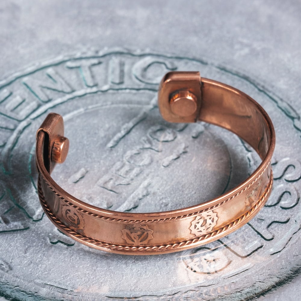 インドの純銅製バングル 立体感のあるセブンチャクラ模様　装飾フレーム付きデザイン マグネット2個内蔵 アーユルヴェーダや瞑想の空気感をまとう3枚目の説明写真です