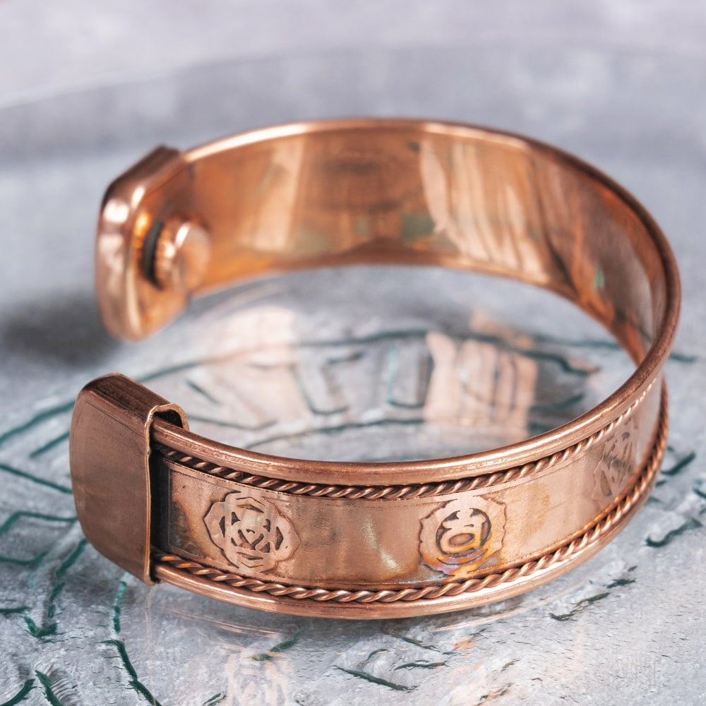 インドの純銅製バングル 立体感のあるセブンチャクラ模様　装飾フレーム付きデザイン マグネット2個内蔵 アーユルヴェーダや瞑想の空気感をまとう4枚目の説明写真です