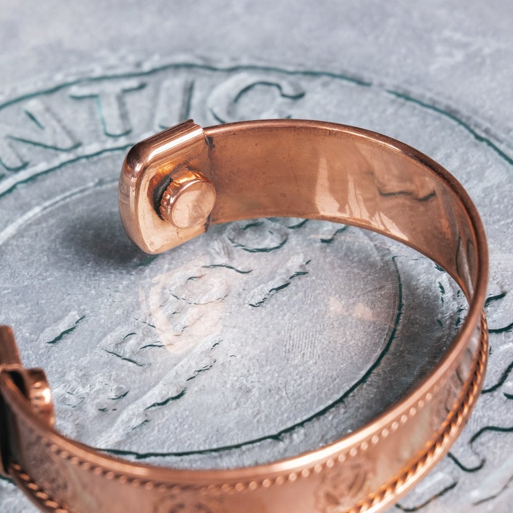 インドの純銅製バングル 立体感のあるセブンチャクラ模様　装飾フレーム付きデザイン マグネット2個内蔵 アーユルヴェーダや瞑想の空気感をまとう5枚目の説明写真です