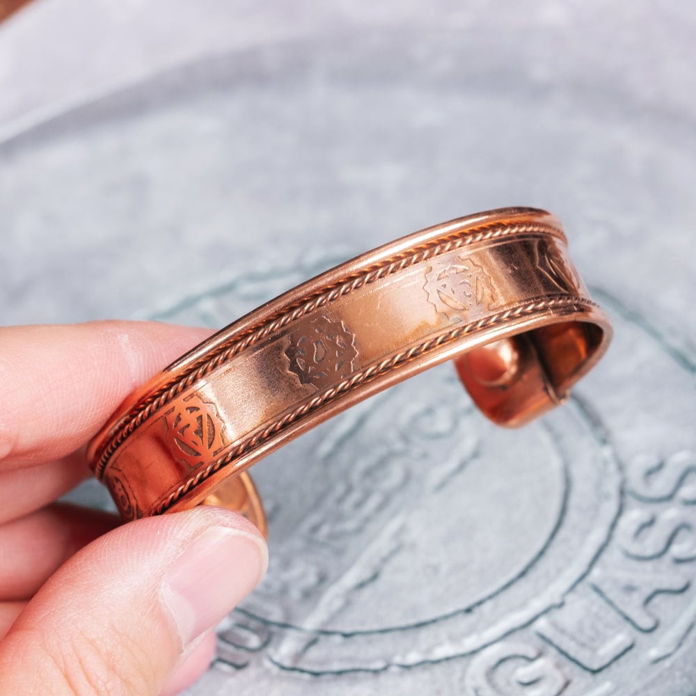 インドの純銅製バングル 立体感のあるセブンチャクラ模様　装飾フレーム付きデザイン マグネット2個内蔵 アーユルヴェーダや瞑想の空気感をまとう6枚目の説明写真です