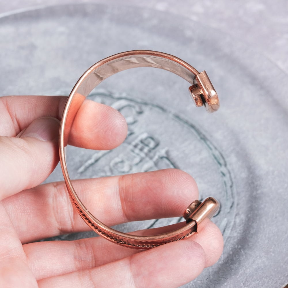 インドの純銅製バングル 立体感のあるセブンチャクラ模様　装飾フレーム付きデザイン マグネット2個内蔵 アーユルヴェーダや瞑想の空気感をまとう7枚目の説明写真です