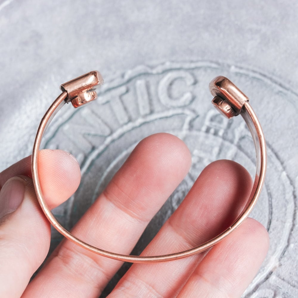 インドの純銅製バングル 立体感のあるセブンチャクラ模様　装飾フレーム付きデザイン マグネット2個内蔵 アーユルヴェーダや瞑想の空気感をまとう8枚目の説明写真です