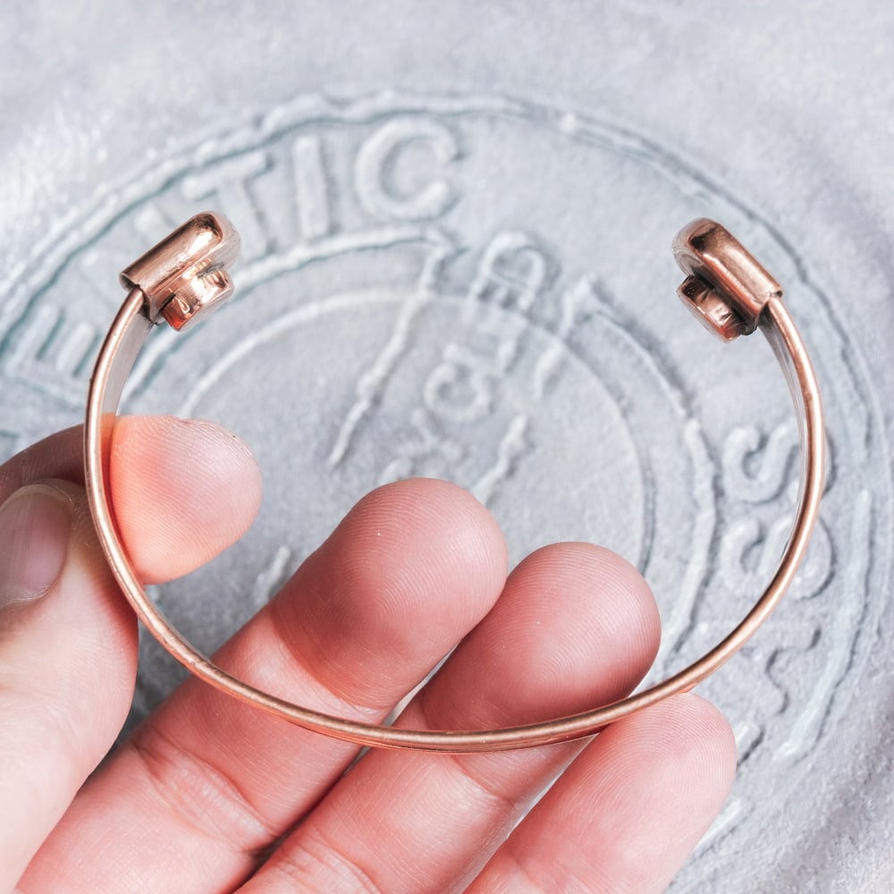 インドの純銅製バングル 立体感のあるセブンチャクラ模様　装飾フレーム付きデザイン マグネット2個内蔵 アーユルヴェーダや瞑想の空気感をまとう9枚目の説明写真です