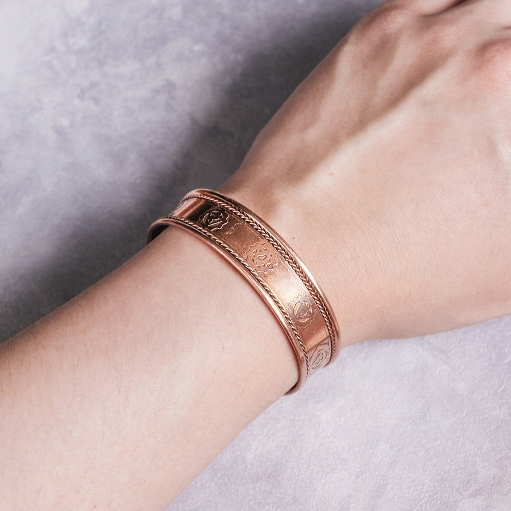 インドの純銅製バングル 立体感のあるセブンチャクラ模様　装飾フレーム付きデザイン マグネット2個内蔵 アーユルヴェーダや瞑想の空気感をまとう1枚目の説明写真です