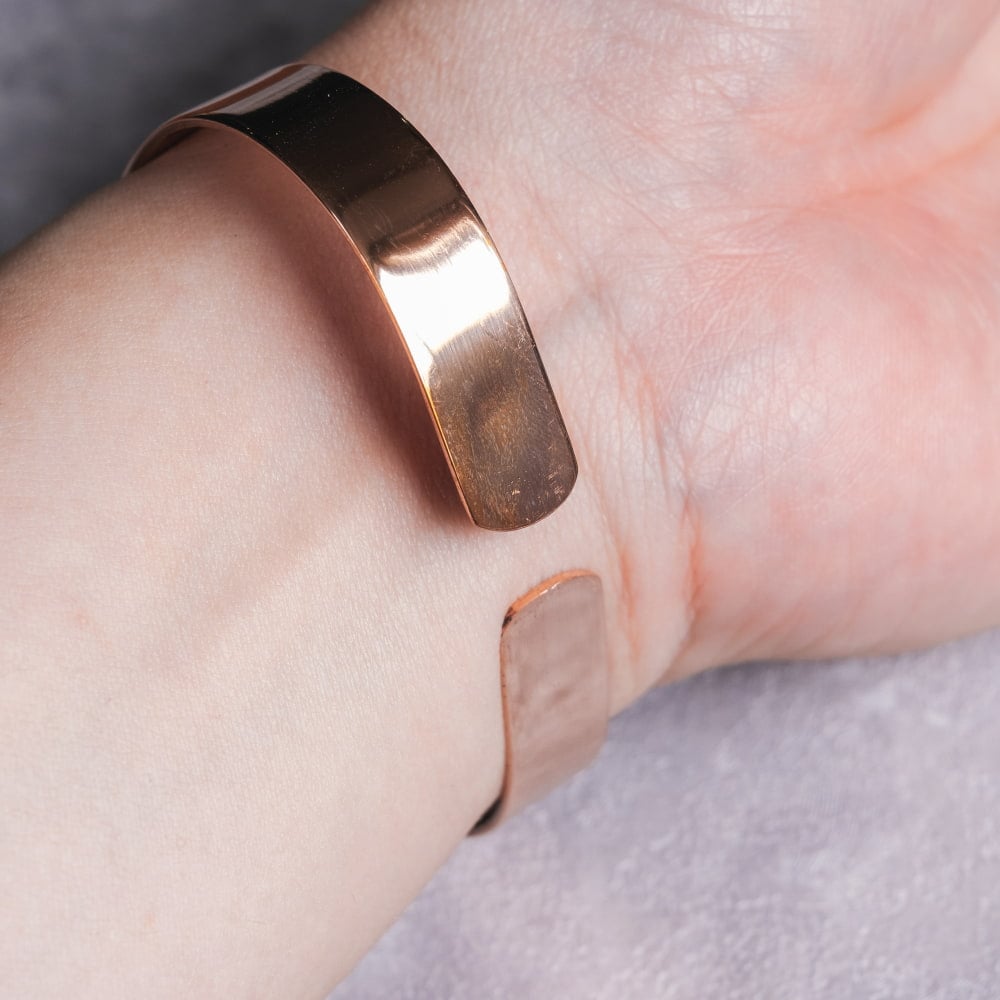 インドの純銅製マントラバングル シヴァ神へのマントラ　オーンと「オーム・ナマ・シヴァーヤ」が刻まれた 軽やかで着けやすいシンプルデザイン　ユニセックス2枚目の説明写真です