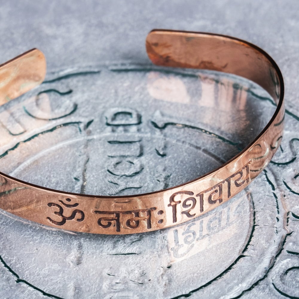 インドの純銅製マントラバングル シヴァ神へのマントラ　オーンと「オーム・ナマ・シヴァーヤ」が刻まれた 軽やかで着けやすいシンプルデザイン　ユニセックス4枚目の説明写真です