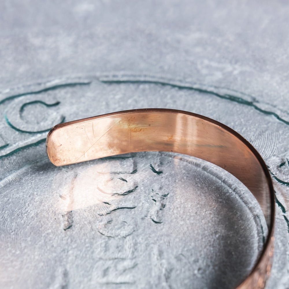 インドの純銅製マントラバングル シヴァ神へのマントラ　オーンと「オーム・ナマ・シヴァーヤ」が刻まれた 軽やかで着けやすいシンプルデザイン　ユニセックス5枚目の説明写真です