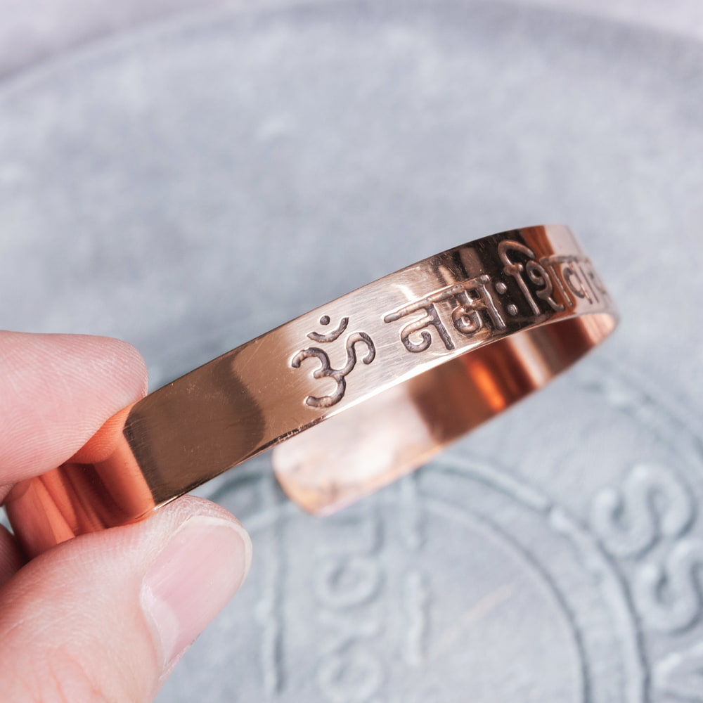 インドの純銅製マントラバングル シヴァ神へのマントラ　オーンと「オーム・ナマ・シヴァーヤ」が刻まれた 軽やかで着けやすいシンプルデザイン　ユニセックス6枚目の説明写真です