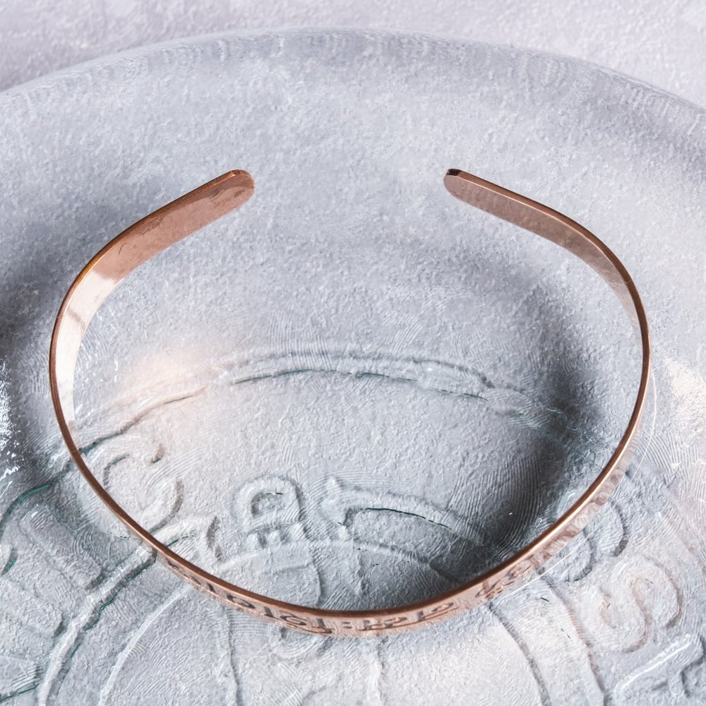 インドの純銅製マントラバングル シヴァ神へのマントラ　オーンと「オーム・ナマ・シヴァーヤ」が刻まれた 軽やかで着けやすいシンプルデザイン　ユニセックス8枚目の説明写真です