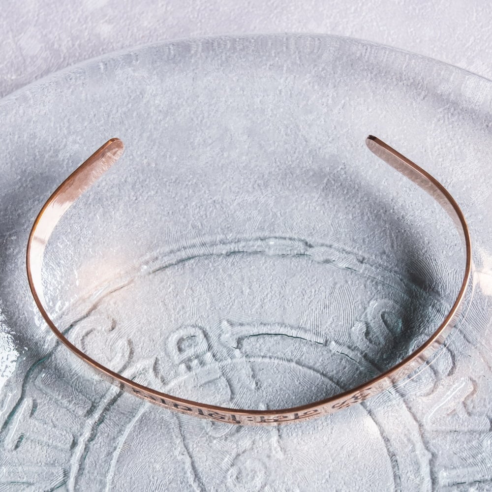 インドの純銅製マントラバングル シヴァ神へのマントラ　オーンと「オーム・ナマ・シヴァーヤ」が刻まれた 軽やかで着けやすいシンプルデザイン　ユニセックス9枚目の説明写真です