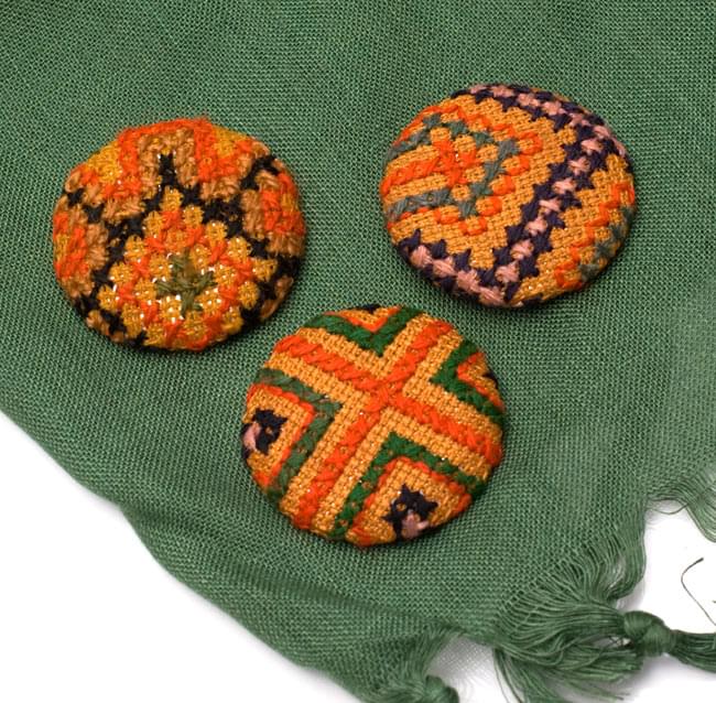 モン族の刺繍ボタン【直径：40mm 3個セット】 - オレンジ・茶系2-3個セットでのお届けとなります。\