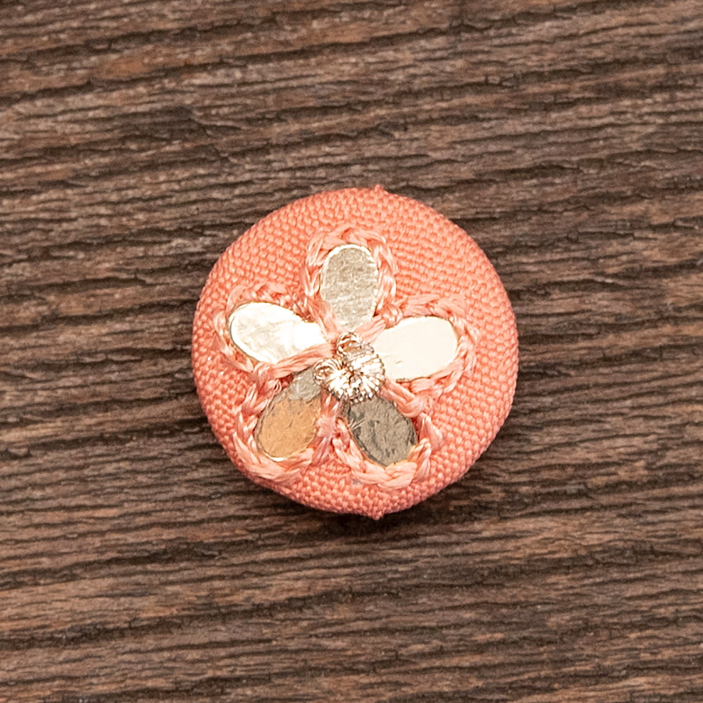 【6個入】インドの小さなくるみボタン　キラキラお花の個別写真