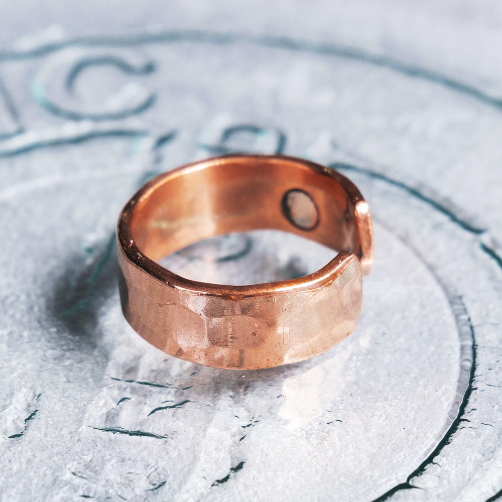 インドの純銅製リング 指輪 滑らかな多面カットデザイン フリーサイズ(17号以上)　アーユルヴェーダやプージャで人気の銅3枚目の説明写真です