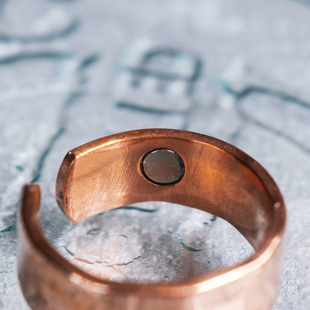 インドの純銅製リング 指輪 滑らかな多面カットデザイン フリーサイズ(17号以上)　アーユルヴェーダやプージャで人気の銅4枚目の説明写真です