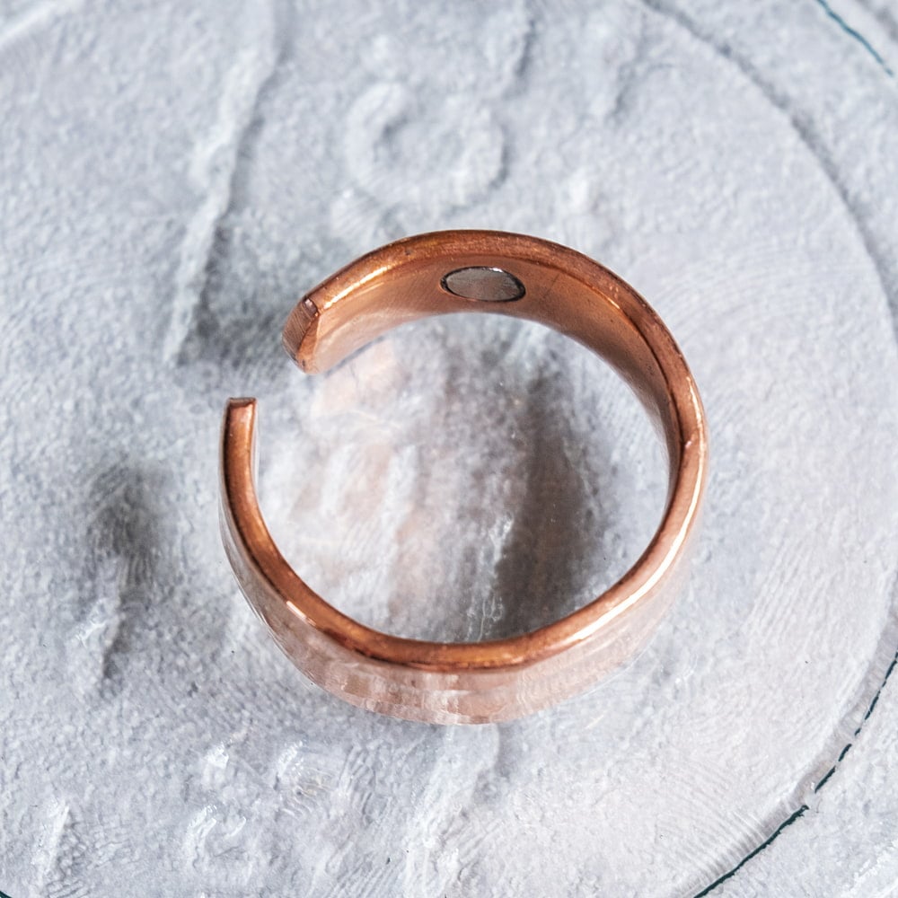 インドの純銅製リング 指輪 滑らかな多面カットデザイン フリーサイズ(17号以上)　アーユルヴェーダやプージャで人気の銅5枚目の説明写真です