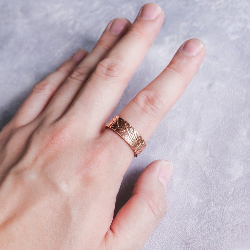 インドの純銅製リング 指輪 更紗デザイン　マグネット2個内蔵 フリーサイズ(17号以上)　アーユルヴェーダやプージャで人気の銅1枚目の説明写真です