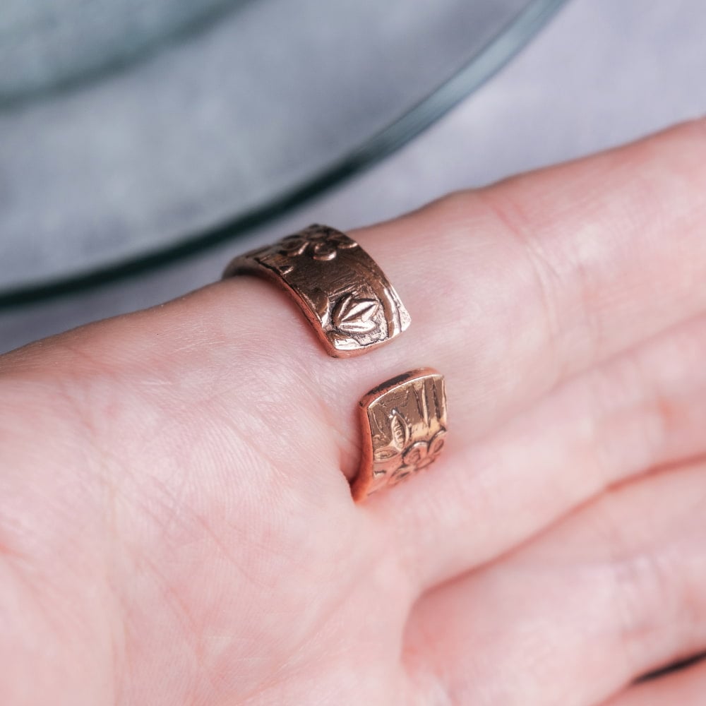 インドの純銅製リング 指輪 更紗デザイン　マグネット2個内蔵 フリーサイズ(17号以上)　アーユルヴェーダやプージャで人気の銅2枚目の説明写真です