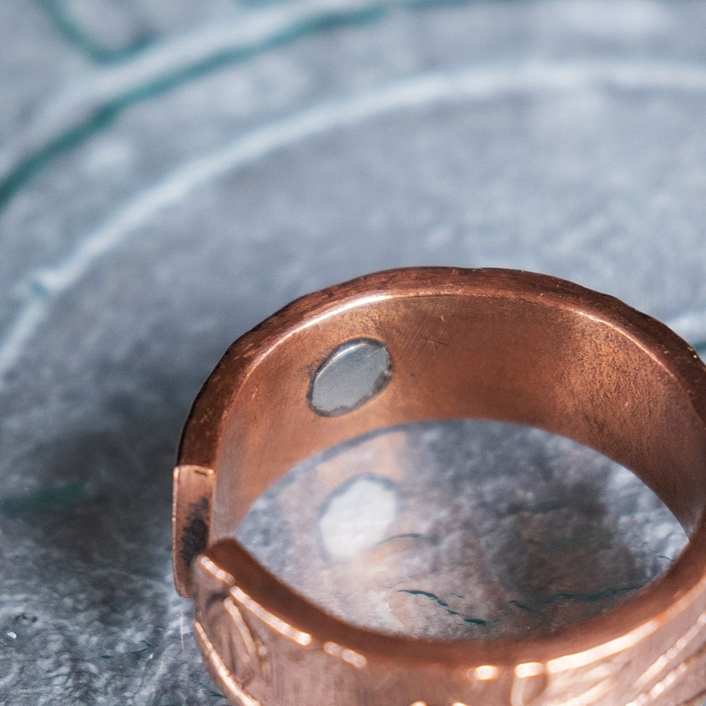 インドの純銅製リング 指輪 更紗デザイン　マグネット2個内蔵 フリーサイズ(17号以上)　アーユルヴェーダやプージャで人気の銅4枚目の説明写真です