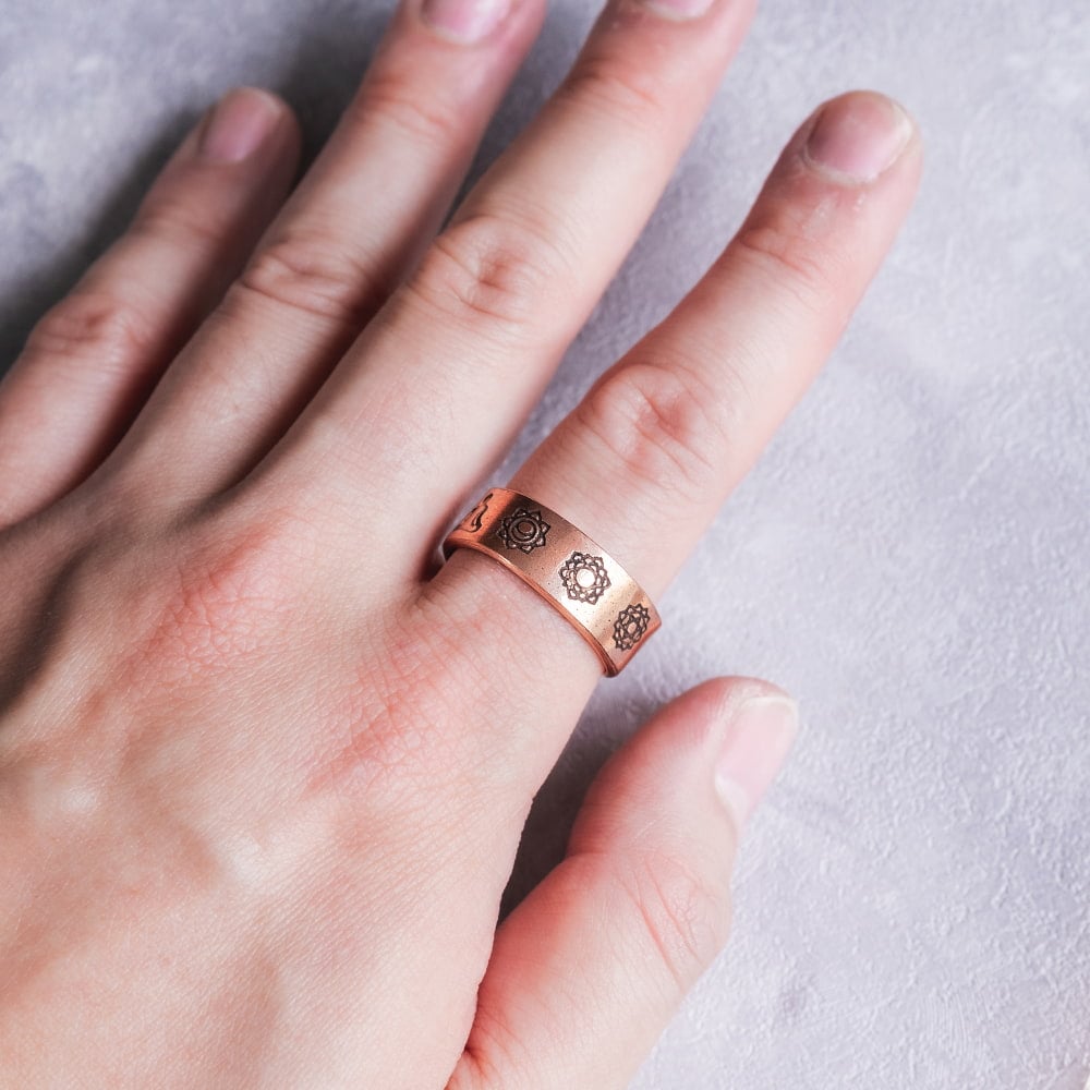インドの純銅製リング 指輪 セブンチャクラデザイン　マグネット2個内蔵 フリーサイズ(17号以上)　アーユルヴェーダやプージャで人気の銅1枚目の説明写真です