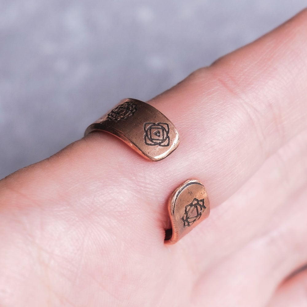 インドの純銅製リング 指輪 セブンチャクラデザイン　マグネット2個内蔵 フリーサイズ(17号以上)　アーユルヴェーダやプージャで人気の銅2枚目の説明写真です