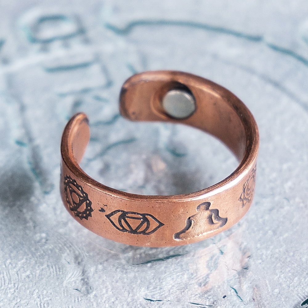 インドの純銅製リング 指輪 セブンチャクラデザイン　マグネット2個内蔵 フリーサイズ(17号以上)　アーユルヴェーダやプージャで人気の銅3枚目の説明写真です