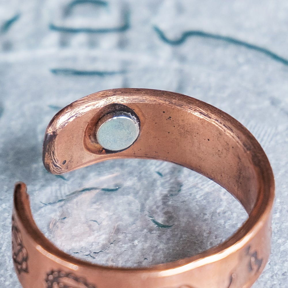 インドの純銅製リング 指輪 セブンチャクラデザイン　マグネット2個内蔵 フリーサイズ(17号以上)　アーユルヴェーダやプージャで人気の銅4枚目の説明写真です