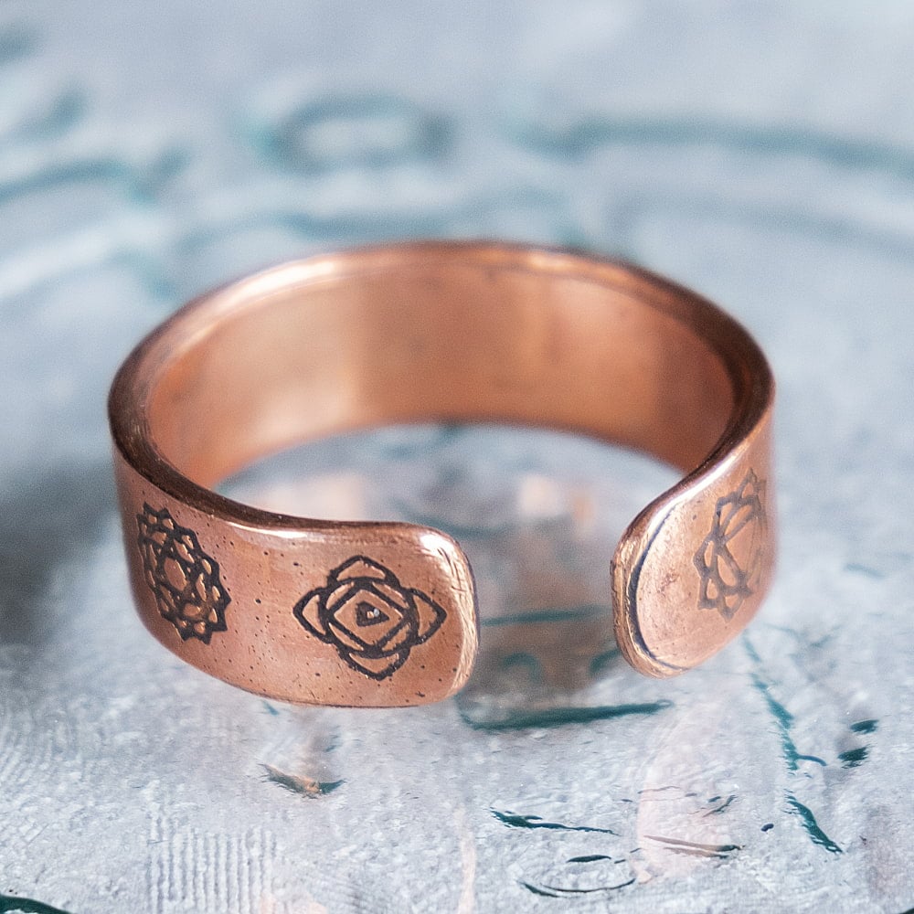 インドの純銅製リング 指輪 セブンチャクラデザイン　マグネット2個内蔵 フリーサイズ(17号以上)　アーユルヴェーダやプージャで人気の銅6枚目の説明写真です