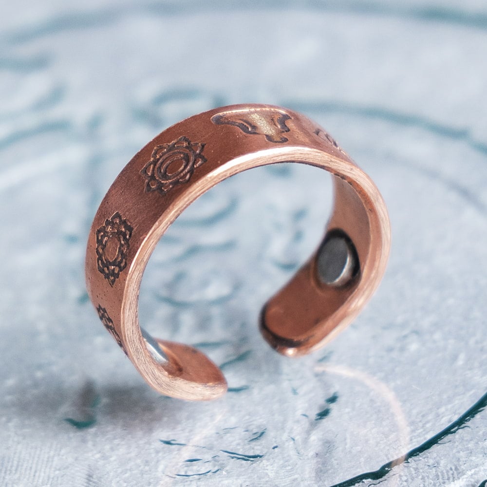 インドの純銅製リング 指輪 セブンチャクラデザイン　マグネット2個内蔵 フリーサイズ(17号以上)　アーユルヴェーダやプージャで人気の銅7枚目の説明写真です