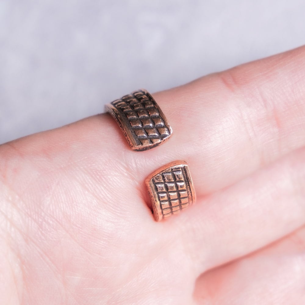 インドの純銅製リング 指輪 スモールダイヤパターン　マグネット2個内蔵 フリーサイズ(17号以上)　アーユルヴェーダやプージャで人気の銅2枚目の説明写真です
