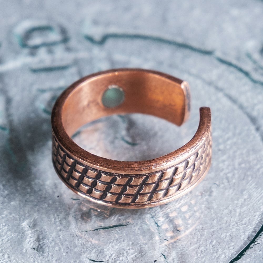 インドの純銅製リング 指輪 スモールダイヤパターン　マグネット2個内蔵 フリーサイズ(17号以上)　アーユルヴェーダやプージャで人気の銅3枚目の説明写真です