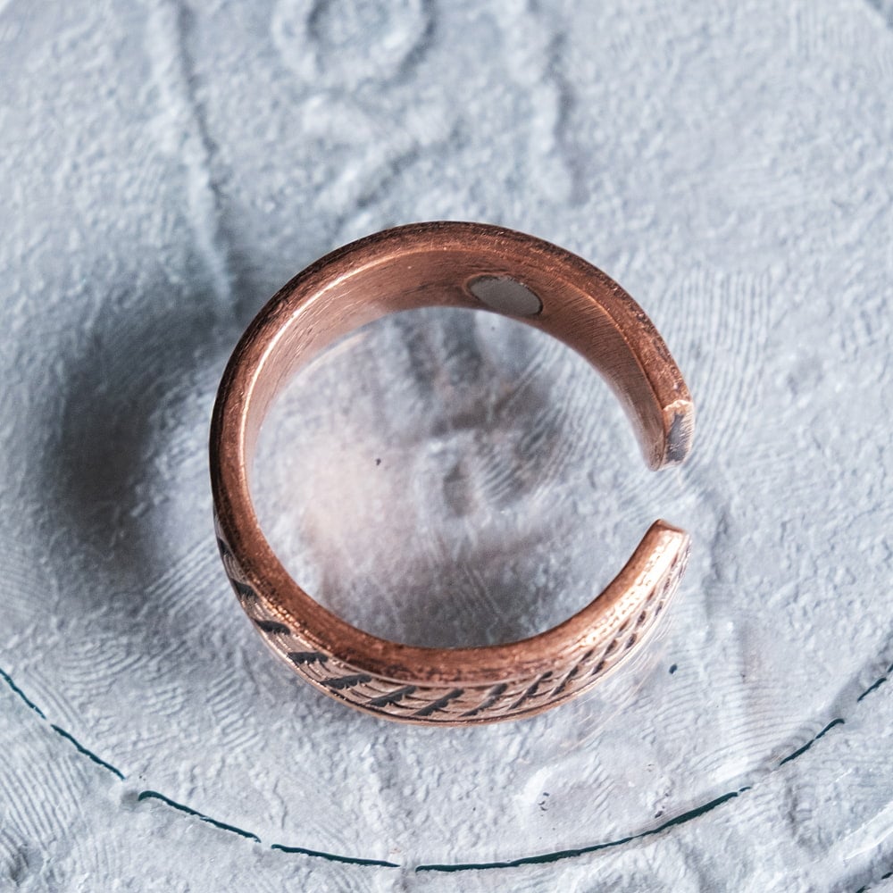 インドの純銅製リング 指輪 スモールダイヤパターン　マグネット2個内蔵 フリーサイズ(17号以上)　アーユルヴェーダやプージャで人気の銅5枚目の説明写真です