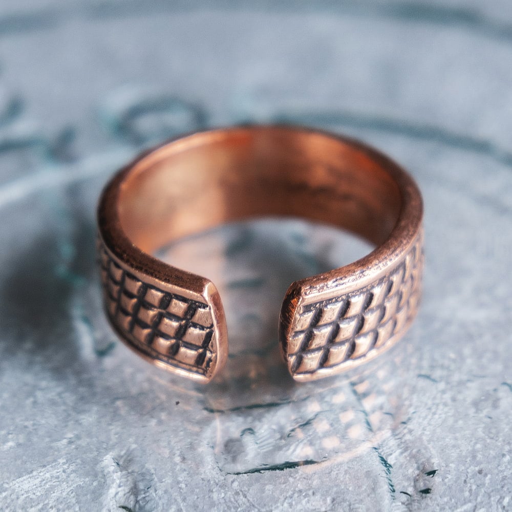 インドの純銅製リング 指輪 スモールダイヤパターン　マグネット2個内蔵 フリーサイズ(17号以上)　アーユルヴェーダやプージャで人気の銅6枚目の説明写真です