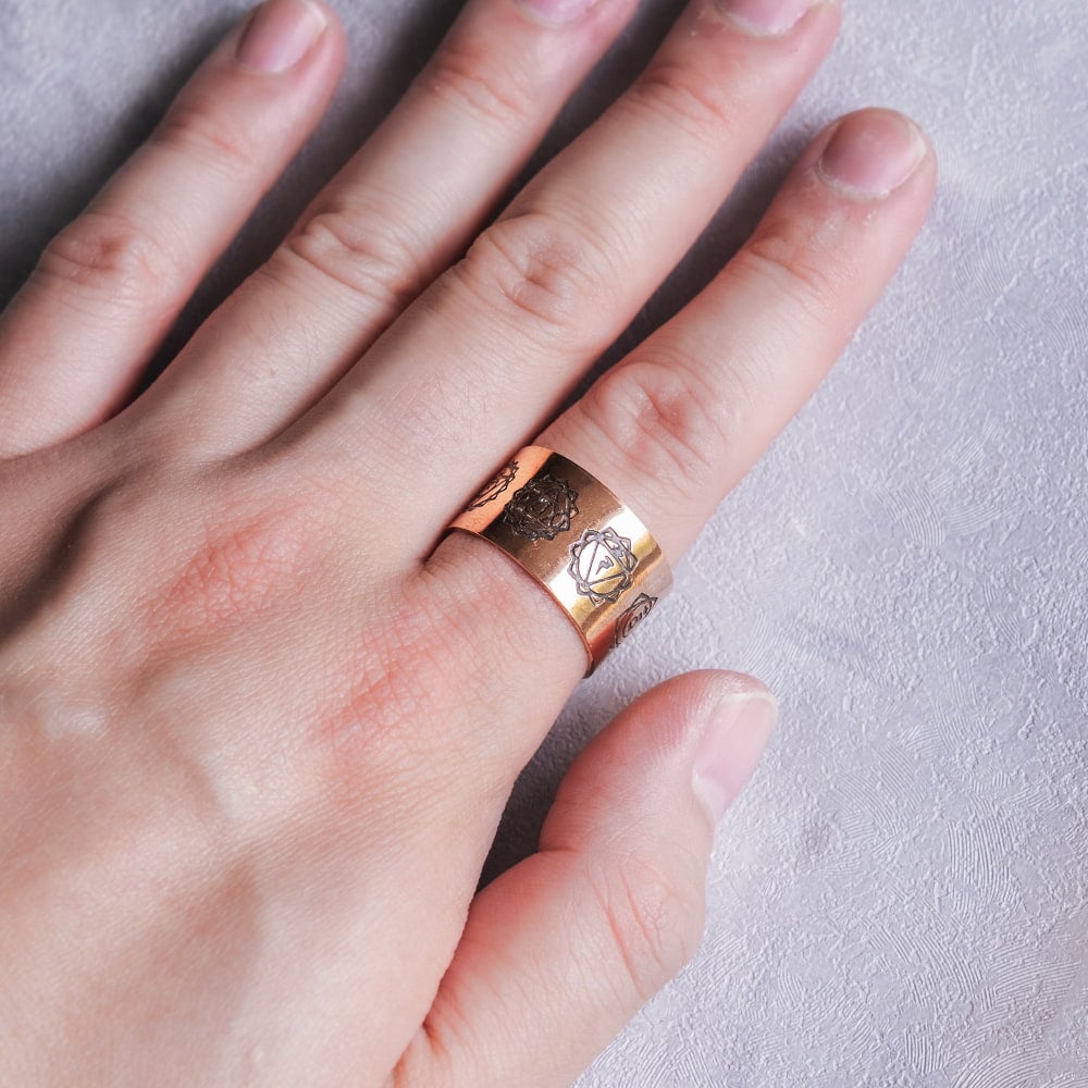 インドの純銅製リング 指輪 セブンチャクラのワイドリング フリーサイズ(17号以上)　アーユルヴェーダやプージャで人気の銅1枚目の説明写真です