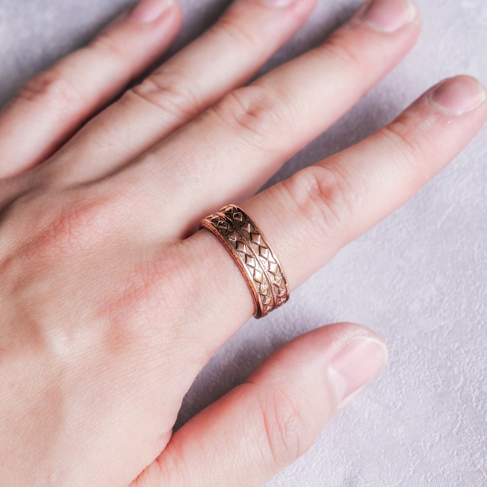 インドの純銅製リング 指輪 ダイヤパターン　マグネット2個内蔵 フリーサイズ(17号以上)　アーユルヴェーダやプージャで人気の銅1枚目の説明写真です