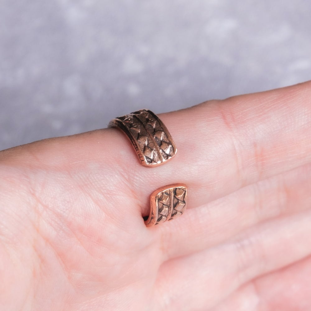 インドの純銅製リング 指輪 ダイヤパターン　マグネット2個内蔵 フリーサイズ(17号以上)　アーユルヴェーダやプージャで人気の銅2枚目の説明写真です