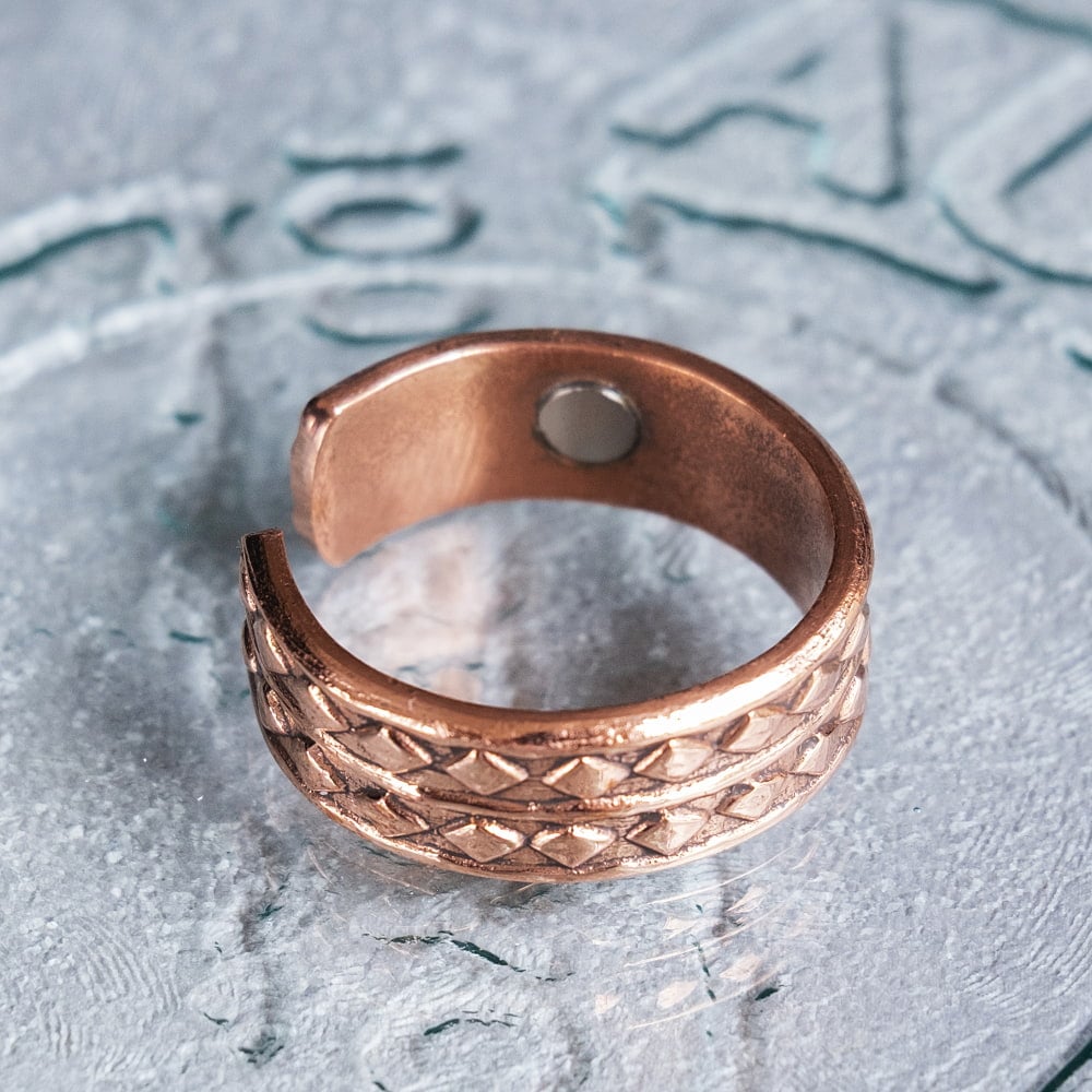 インドの純銅製リング 指輪 ダイヤパターン　マグネット2個内蔵 フリーサイズ(17号以上)　アーユルヴェーダやプージャで人気の銅3枚目の説明写真です