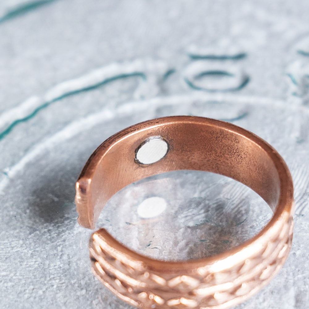 インドの純銅製リング 指輪 ダイヤパターン　マグネット2個内蔵 フリーサイズ(17号以上)　アーユルヴェーダやプージャで人気の銅4枚目の説明写真です