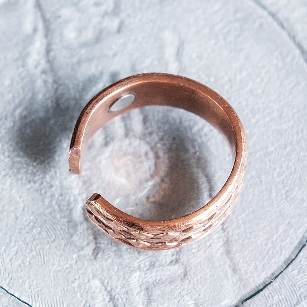 インドの純銅製リング 指輪 ダイヤパターン　マグネット2個内蔵 フリーサイズ(17号以上)　アーユルヴェーダやプージャで人気の銅5枚目の説明写真です