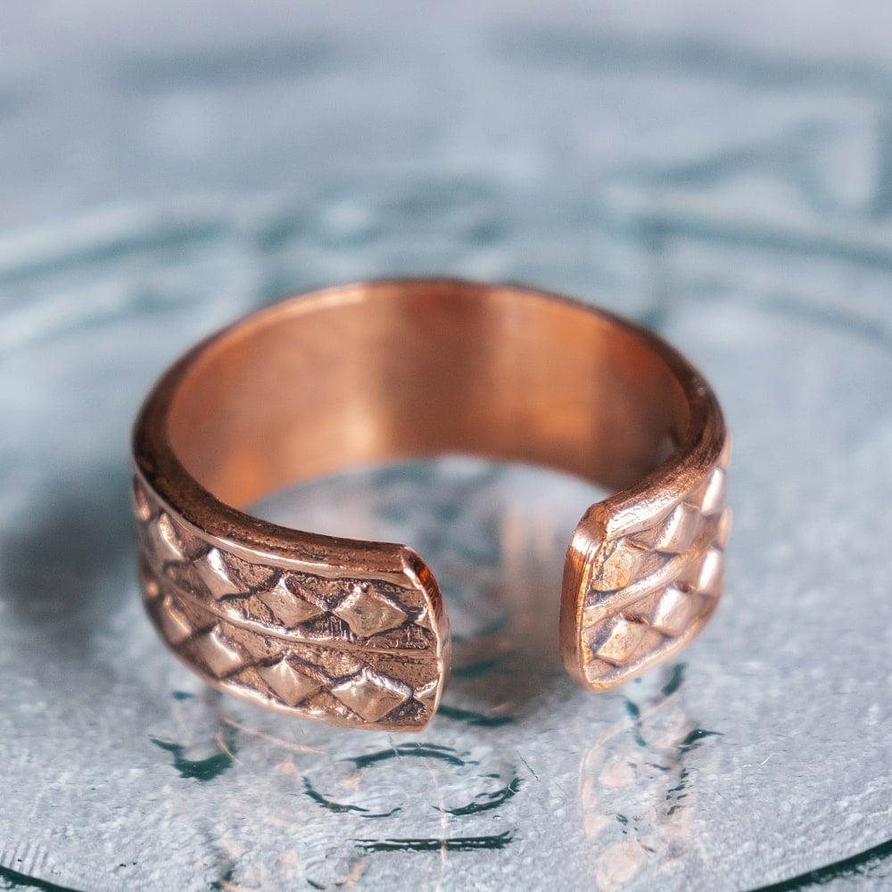 インドの純銅製リング 指輪 ダイヤパターン　マグネット2個内蔵 フリーサイズ(17号以上)　アーユルヴェーダやプージャで人気の銅6枚目の説明写真です