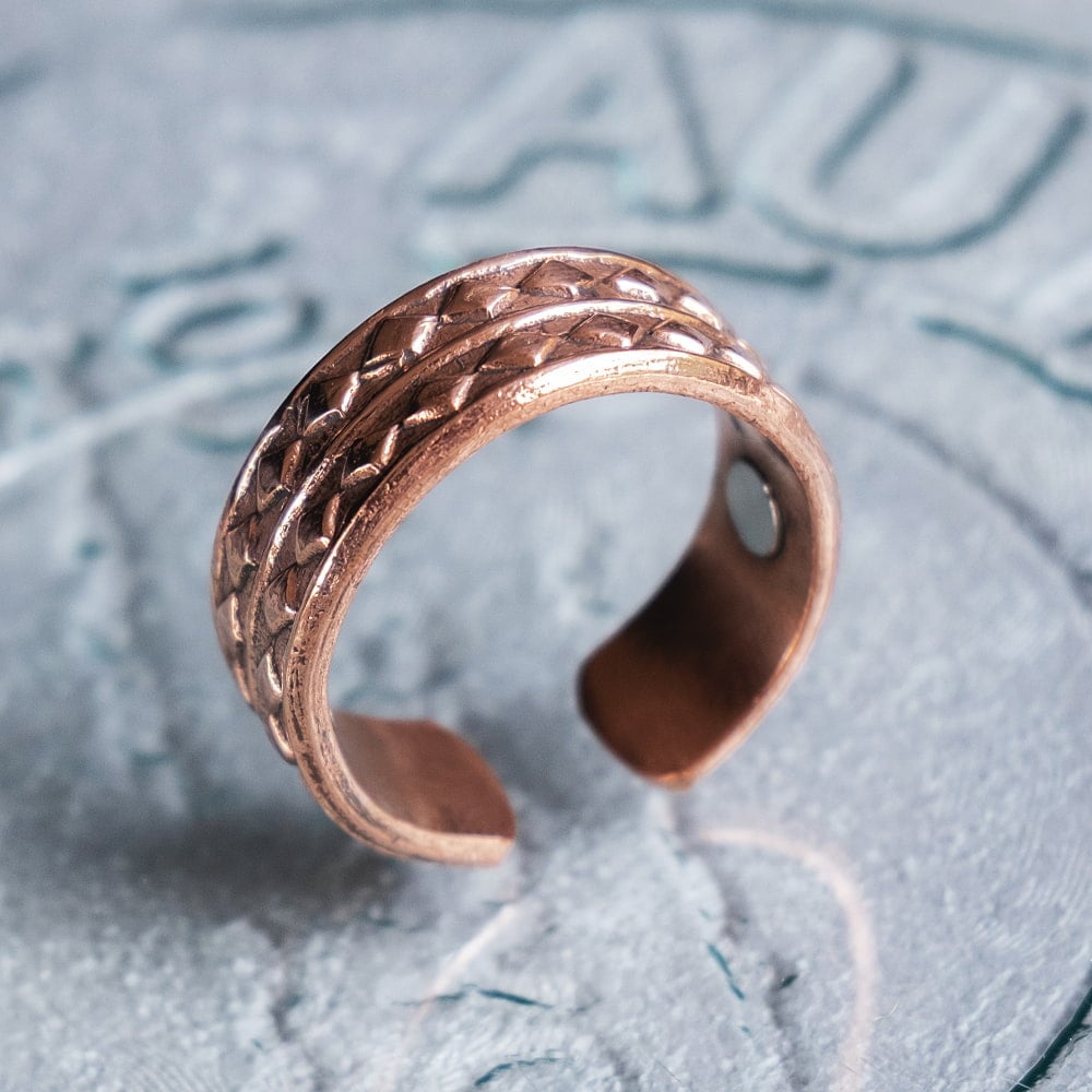 インドの純銅製リング 指輪 ダイヤパターン　マグネット2個内蔵 フリーサイズ(17号以上)　アーユルヴェーダやプージャで人気の銅7枚目の説明写真です