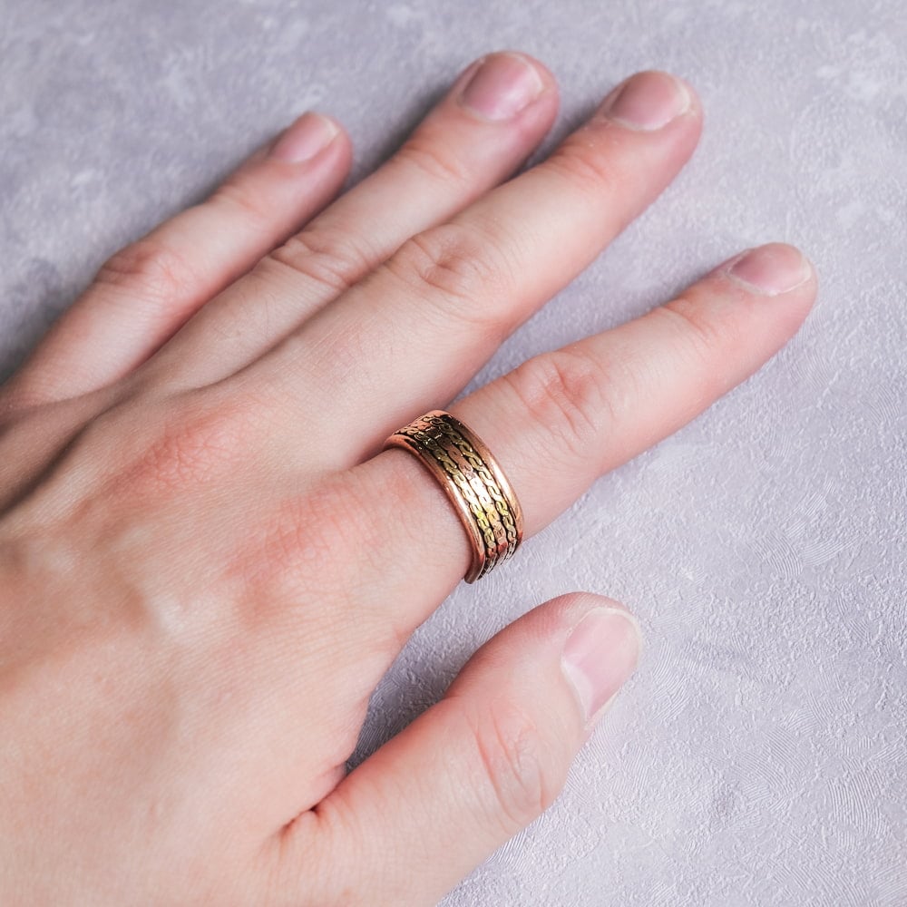 インドの純銅製リング 指輪 ブラス装飾付き スパイラルデザイン マグネット2個内蔵 フリーサイズ(17号以上)　アーユルヴェーダやプージャで人気の銅1枚目の説明写真です