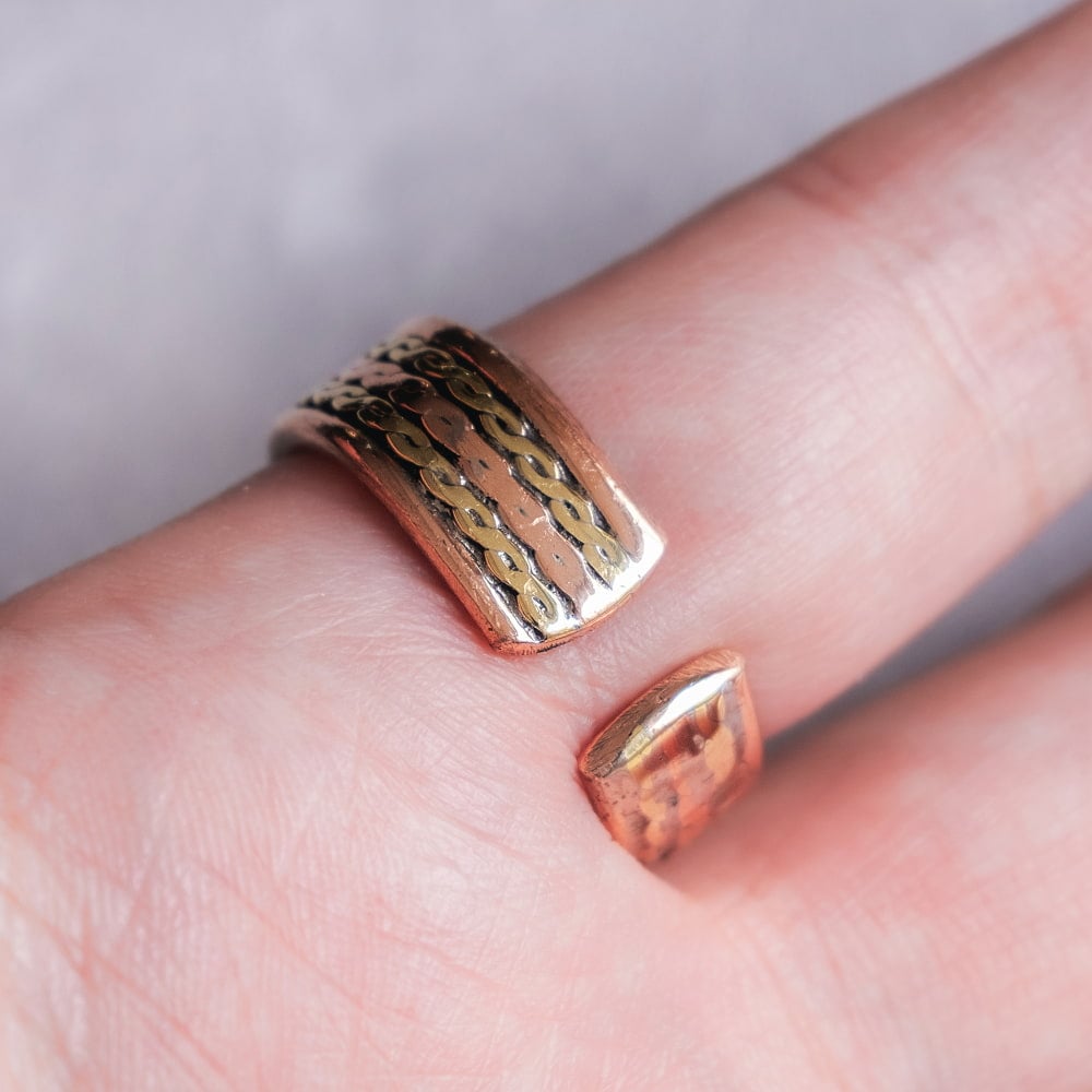 インドの純銅製リング 指輪 ブラス装飾付き スパイラルデザイン マグネット2個内蔵 フリーサイズ(17号以上)　アーユルヴェーダやプージャで人気の銅2枚目の説明写真です