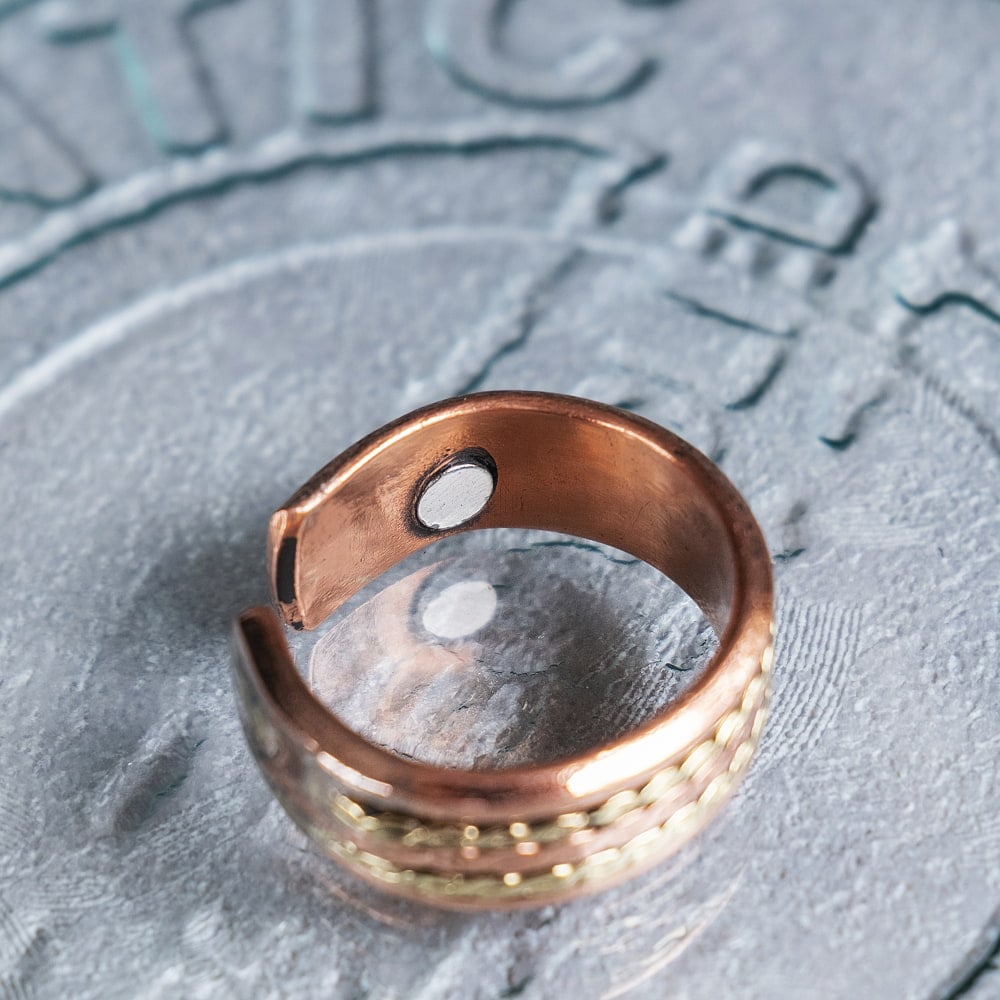 インドの純銅製リング 指輪 ブラス装飾付き スパイラルデザイン マグネット2個内蔵 フリーサイズ(17号以上)　アーユルヴェーダやプージャで人気の銅4枚目の説明写真です