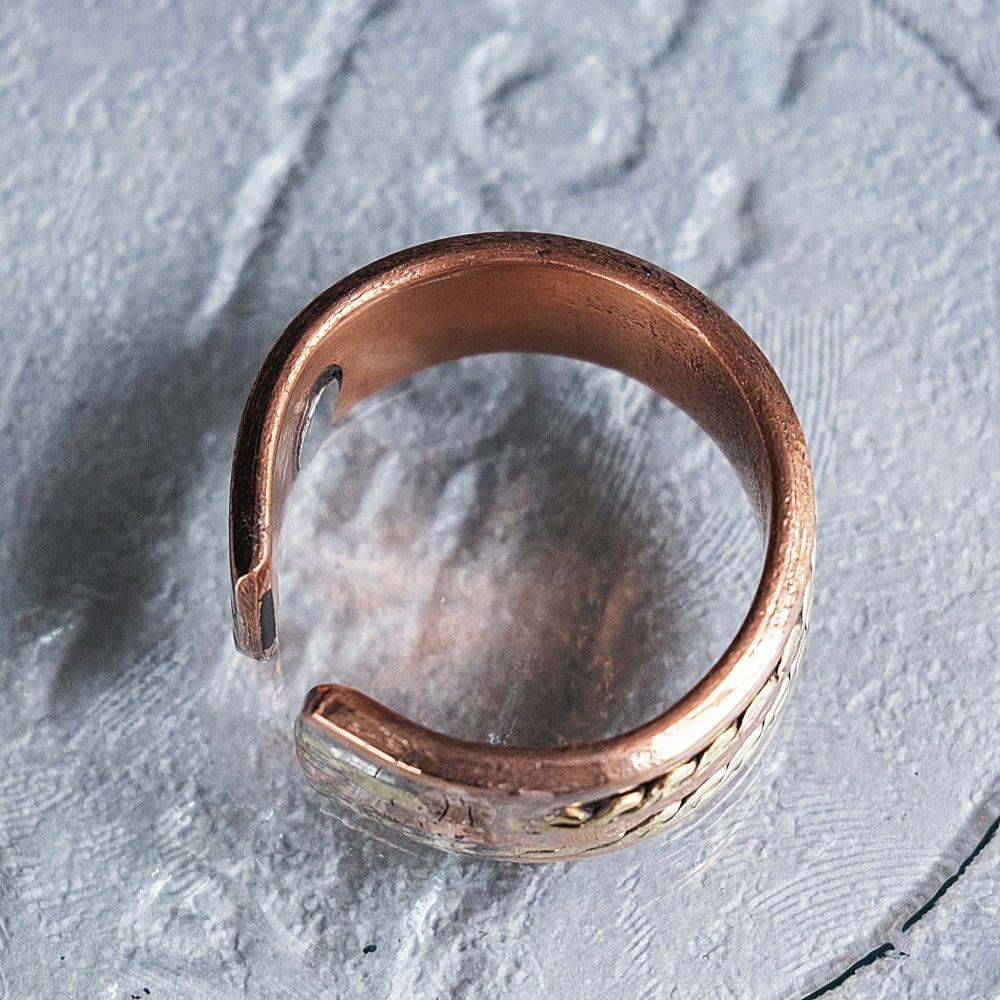 インドの純銅製リング 指輪 ブラス装飾付き スパイラルデザイン マグネット2個内蔵 フリーサイズ(17号以上)　アーユルヴェーダやプージャで人気の銅5枚目の説明写真です