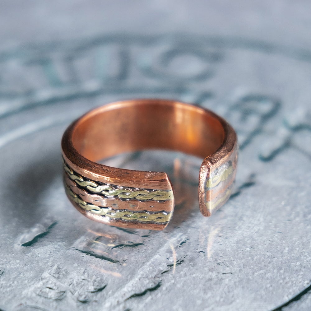 インドの純銅製リング 指輪 ブラス装飾付き スパイラルデザイン マグネット2個内蔵 フリーサイズ(17号以上)　アーユルヴェーダやプージャで人気の銅6枚目の説明写真です