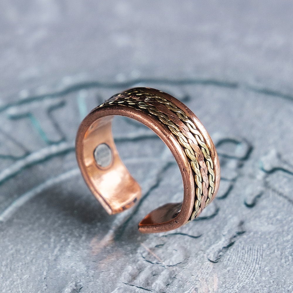 インドの純銅製リング 指輪 ブラス装飾付き スパイラルデザイン マグネット2個内蔵 フリーサイズ(17号以上)　アーユルヴェーダやプージャで人気の銅7枚目の説明写真です