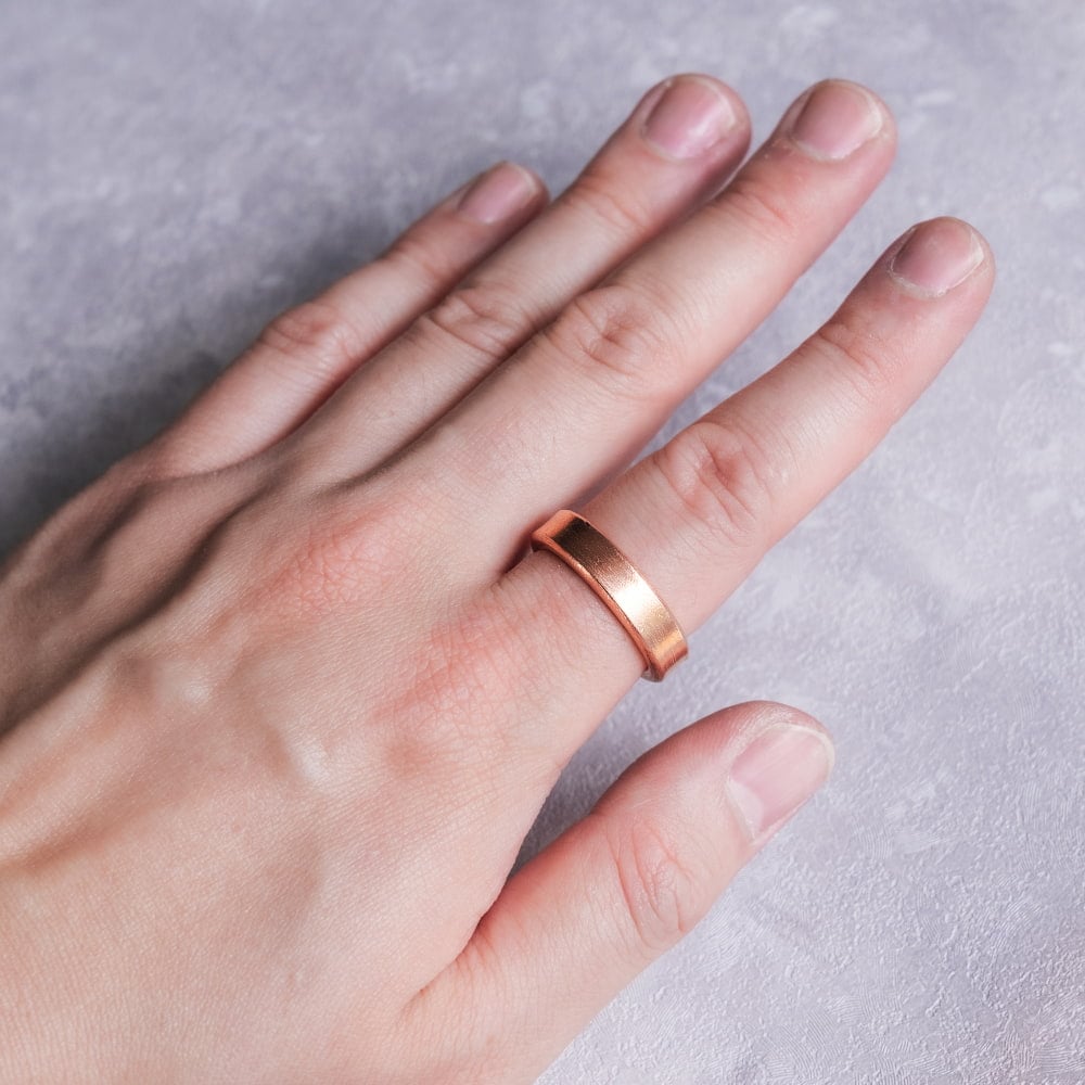 インドの純銅製リング 指輪 シンプルプレーンデザイン フリーサイズ(15号以上)　アーユルヴェーダやプージャで人気の銅1枚目の説明写真です